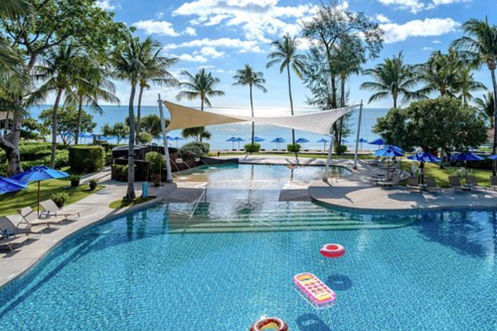 You can choose OZO Chaweng Samui to enjoy the private beach and relax by the pool