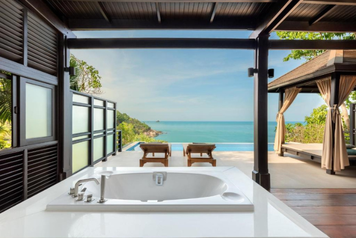 If you like romantic experiences in the great outdoors with an outdoor bathtub, you can refer to Garrya Tongsai Bay Samui!