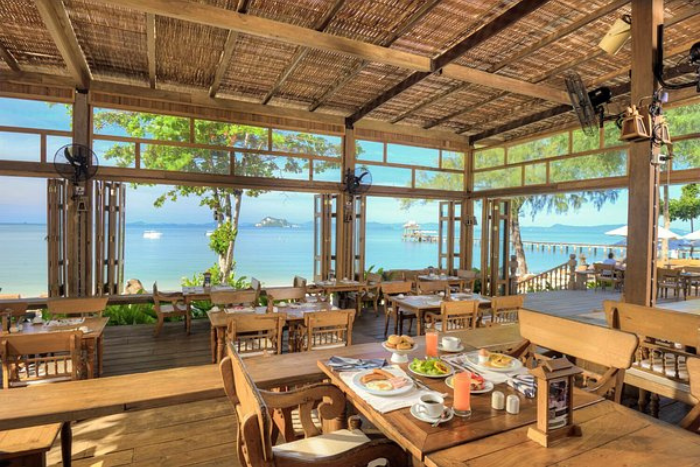 There are many delicious seafood restaurants with stunning sea views in Koh Yao Yai