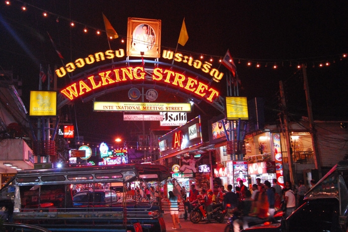 Where to go out at night in Thailand ? Walking Street (Pattaya) comes alive as night falls