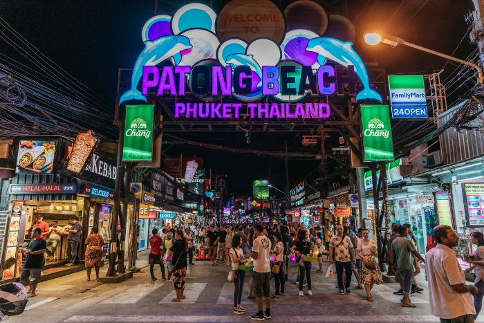 Nightlife in Thailand : Patong Beach (Phuket) becomes electric after dark