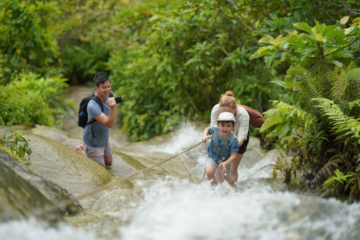 Bua‎ Thong waterfalls‎, a must-try stop for your family trip in Northern Thailand