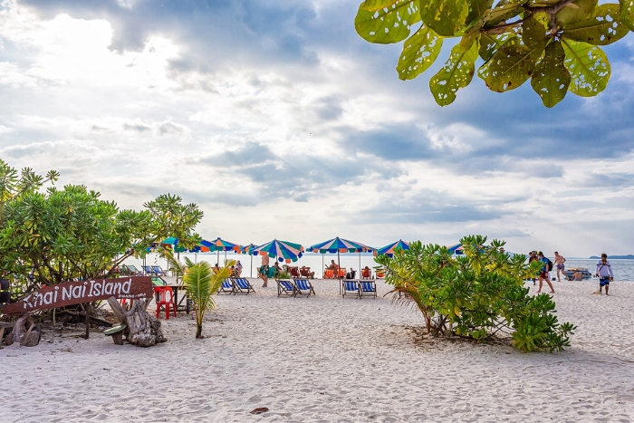 Relaxing on Khai Nai Beach – a dream stopover during Phuket in 1 week