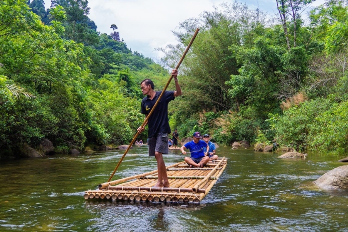 Phuket in 1 week: bamboo raft ride in the tropical forest