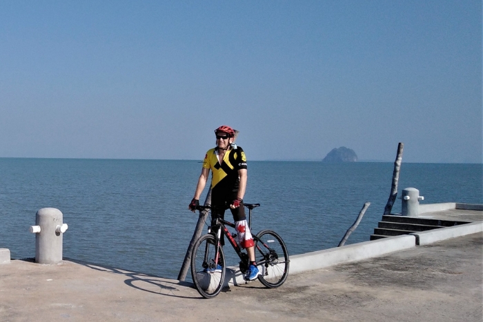 Cycling between beaches and tropical landscapes