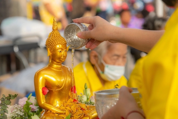 Song Nam Phra: a ritual consisting of pouring water over a monk’s hands as a sign of respect
