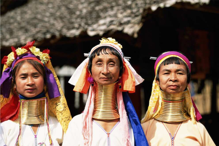 Meeting the giraffe women - Long neck tribe