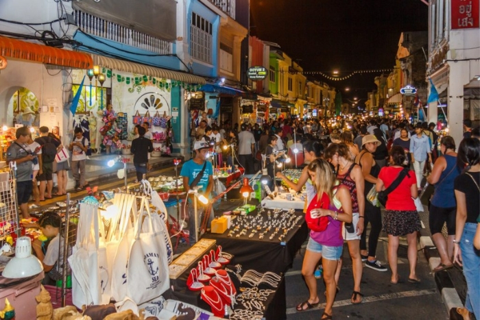 Don’t forget to visit the night markets to discover street food and go shopping