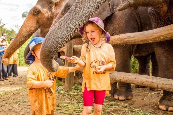 Bring hats and sun protection to protect your children&rsquo;s health while traveling