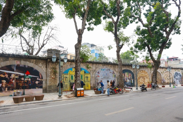 Best things to do in Hanoi in 24 hours - Admire murals‎ on Phung Hung Street