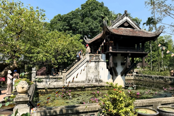One Pillar Pagoda in your itinerary Hanoi 1 day
