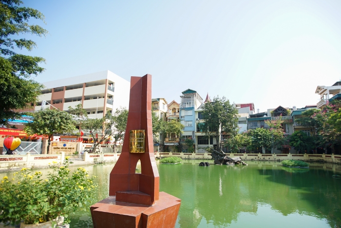 Huu&lrm; Tiep Lake with the&lrm; wreckage of the B52&lrm; bomber during your 1 day in Hanoi