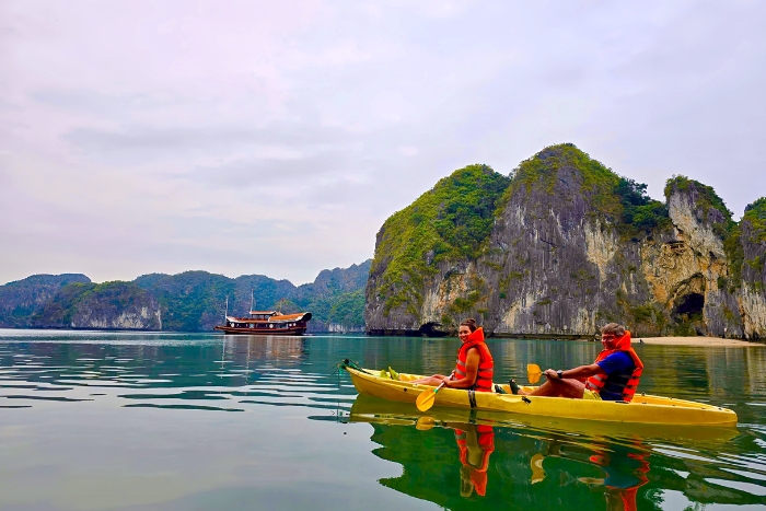 Experience Halong bay cruise in your trip 