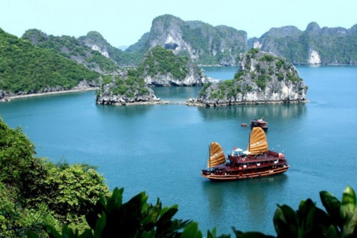 Elegant cruise in Bai Tu Long – A unique experience during a luxury trip to Vietnam