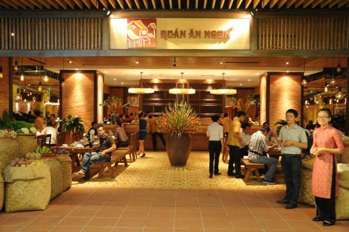 Tasting Vietnamese specialties in Hanoi
