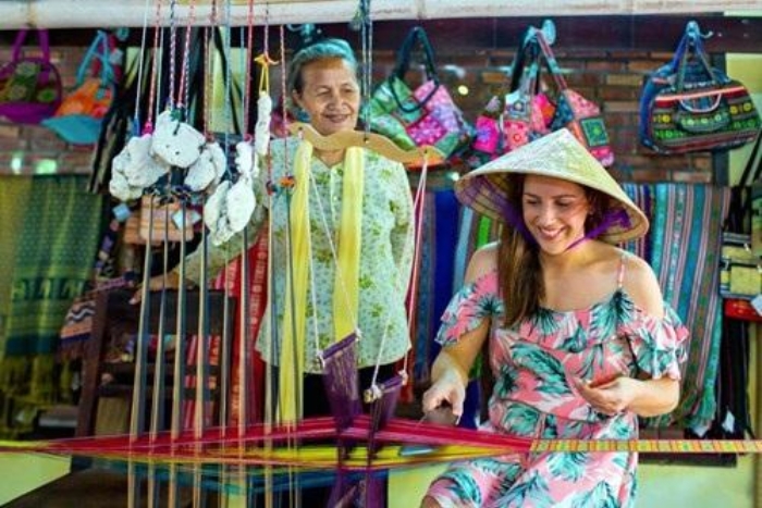 Learning weaving alongside a local craftswoman