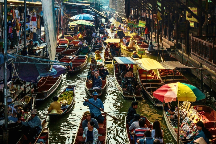 Shopping from boats at Damnoen Saduak Floating Market