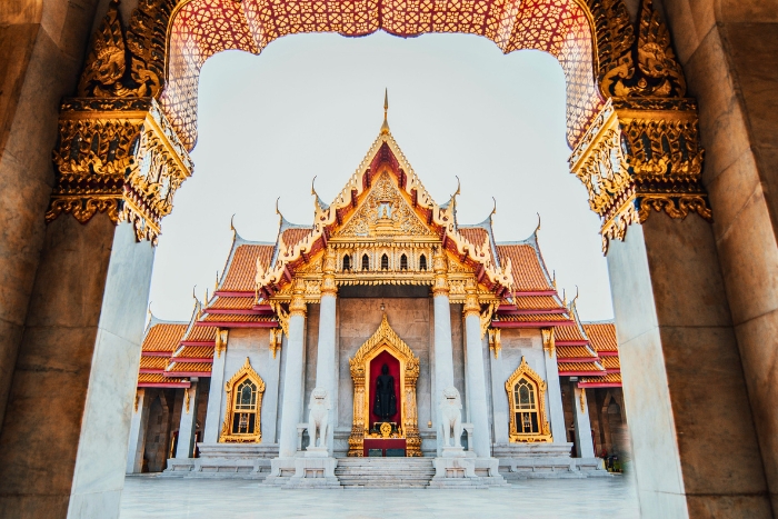 Admiring the beauty of Wat Benchamabophit
