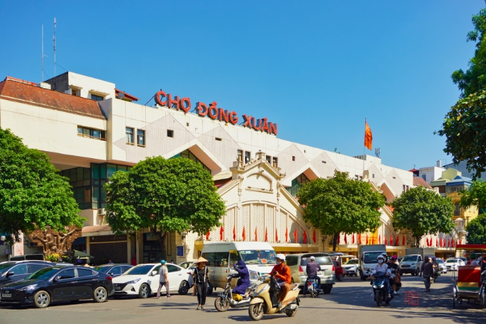 Traditional shopping on 10 days in Southeast Asia at Dong Xuan Market