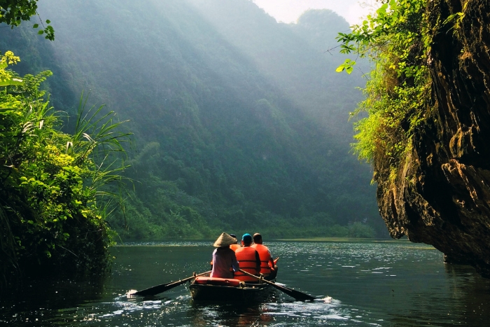 Peaceful cruise through Tam Coc