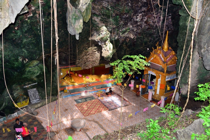 What to do on the 15-day Vietnam-Cambodia combined tour? Visit Phnom Sampeau, a site both natural and historical.