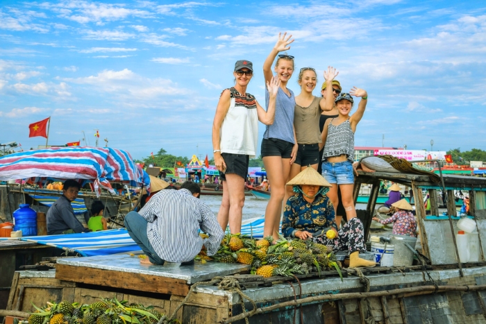Diving into the vibrant atmosphere of Cai Rang floating market early in the morning