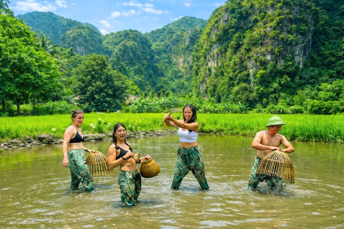 What to do in Vietnam ? Learning fishing techniques with locals in Ninh Binh