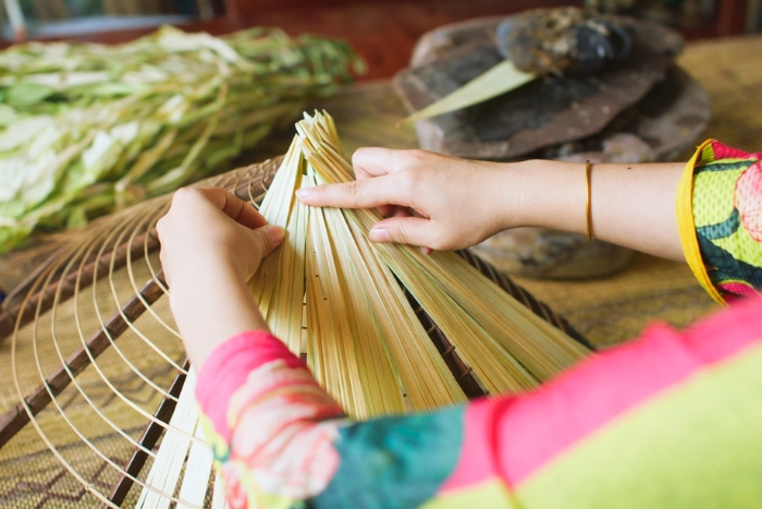 Experiencing the art of the conical hat in Phu Cam during an agricultural and cultural itinerary in Vietnam