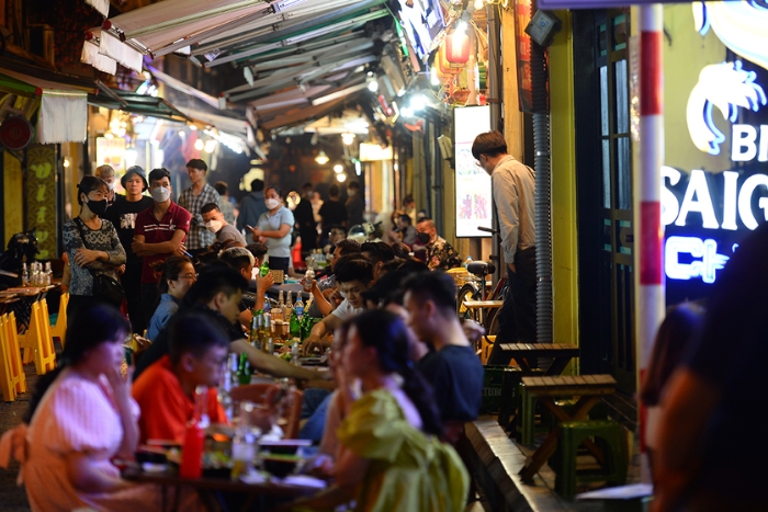 Tạ Hiện Street – Hanoi’s street that never sleeps