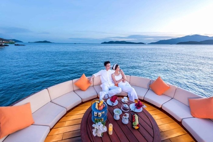 Combine sightseeing with relaxation for a more comfortable 2-week trip to Vietnam