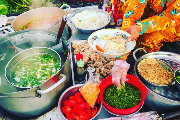 Eating hủ tiếu at Cai Rang Market