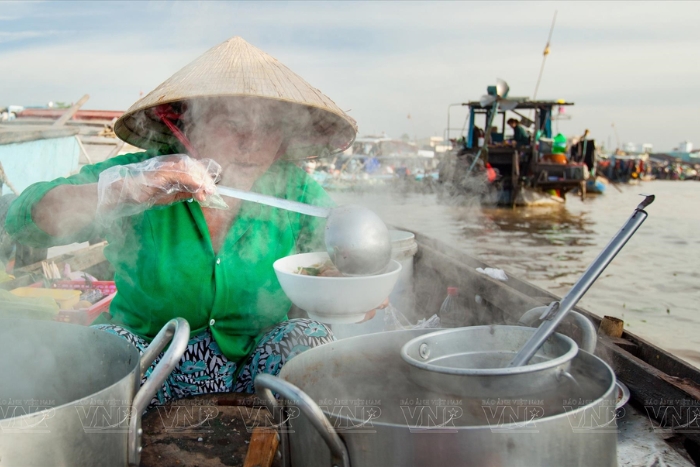 Cai Rang Floating Market bustle