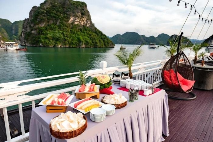 Exclusive cruise experience in Ha Long Bay’s stunning limestone scenery