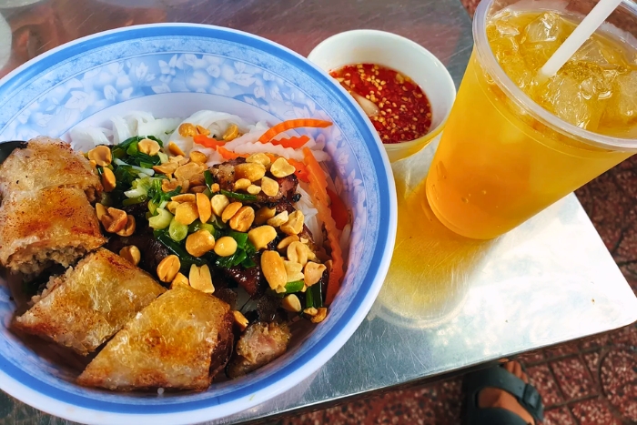 Local bowl of B&uacute;n Thịt Nướng with crispy spring rolls