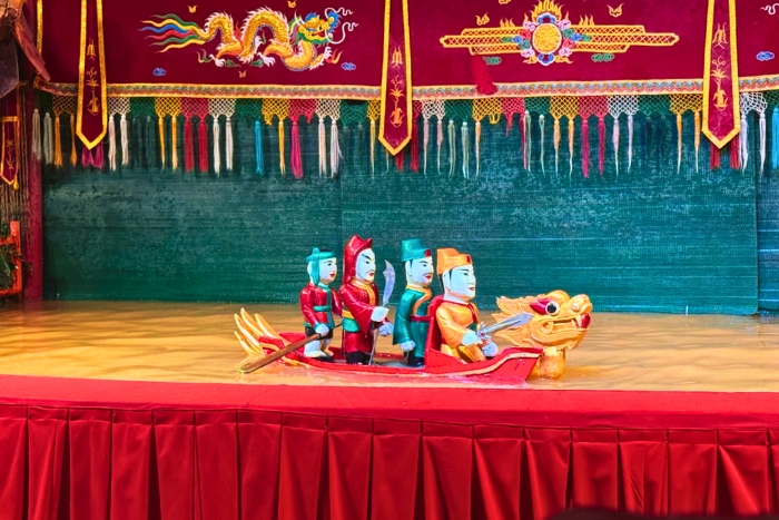 Folk performance at Golden Dragon Water Puppet Theater