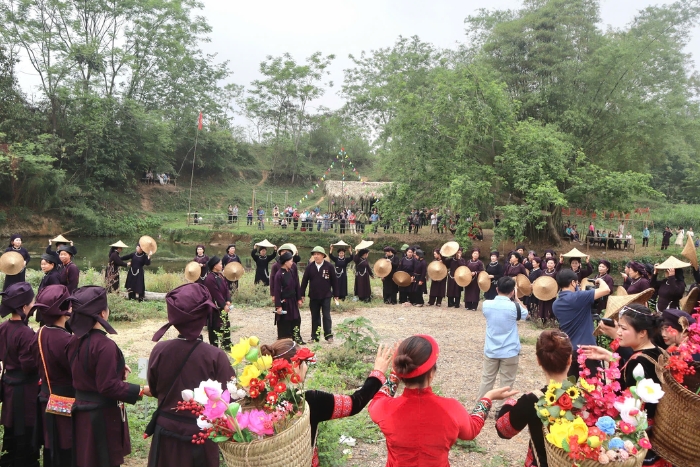 What to do in Ba Be with family? Participate in the Long Tong festival