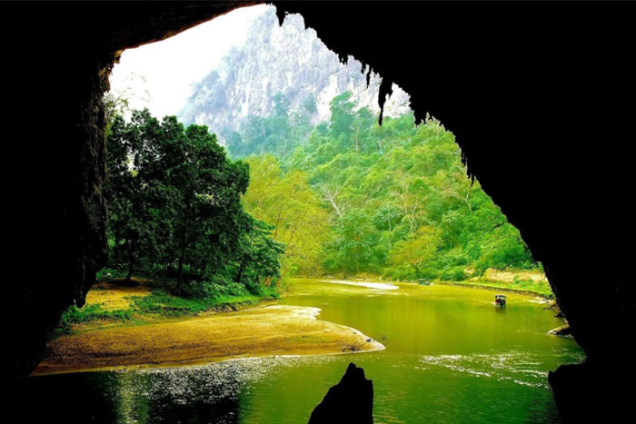 Splendid Puong cave