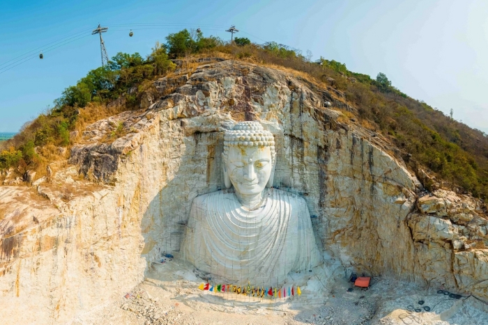 Discover the 81-meter-tall Shakyamuni Buddha statue