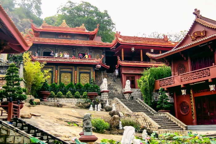 Visit Hang Pagoda