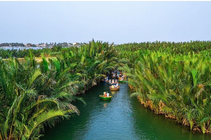 Sampan ride through the canals in Ben Tre