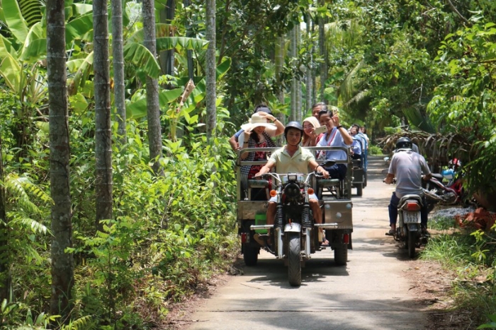 A ride on a xe loi through the plains and rice fields