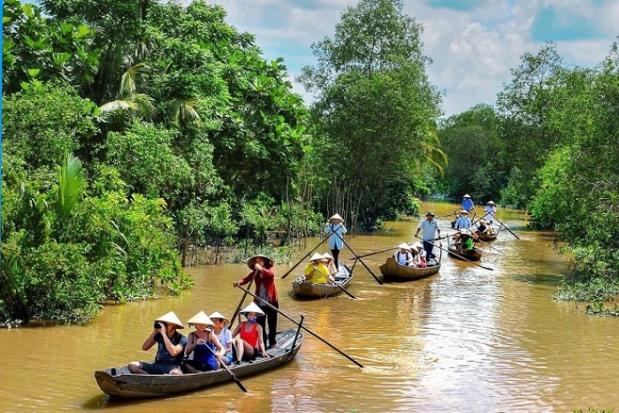 Boat trip to explore the islands in Vinh Long