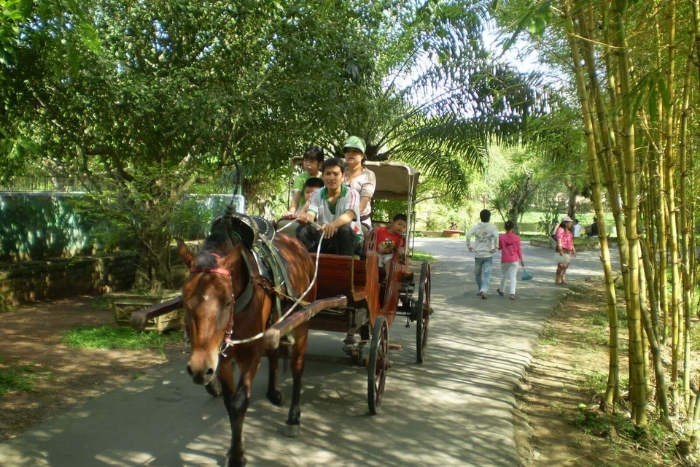Discovery of rural villages by horse-drawn carriage
