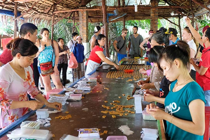 Visit to a coconut candy craft village in Ben Tre – A unique experience during the rainy season