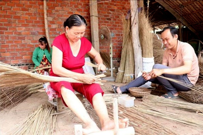 Immerse yourself in the experience: create your own traditional broom at the village of My An