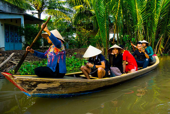 Taking a boat tour around Ben Tre is the main attraction when coming here, especially for a one-day trip