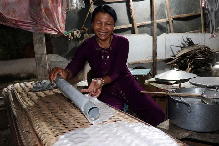 Bring the rice paper to the mats, preparing for the drying process