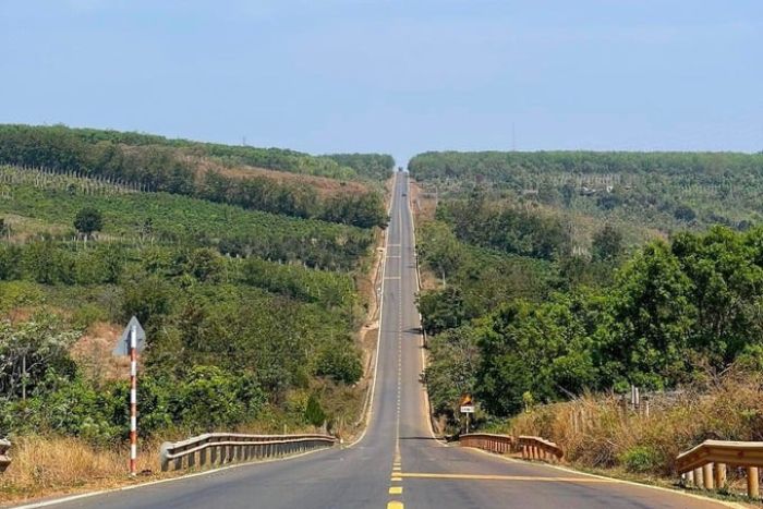 The winding roads of the highlands of the Central Highlands of Vietnam