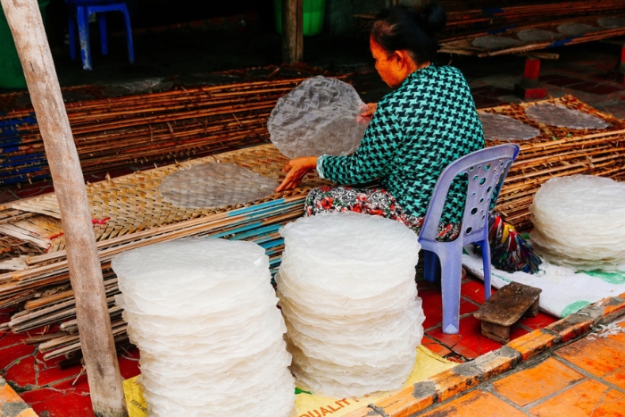 Don't hesitate to try making rice paper in your trip 