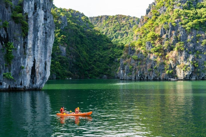 Kayak in Lan Ha Bay